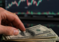 El dólar disminuye y pone fin a una serie de cuatro subidas continuas antes de una licitación crucial del Tesoro