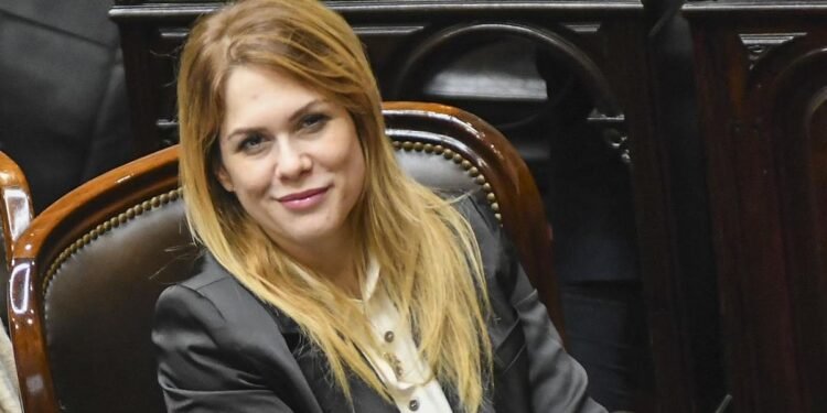 Lilia Lemoine publica foto íntima con expareja para desmentir rumores sobre Only Fans