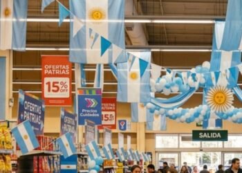 Feriado del 25 de mayo: horarios de atención en supermercados y shoppings