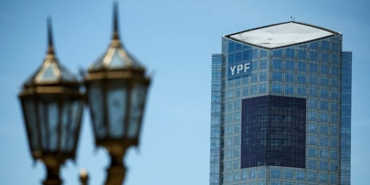 La justicia estadounidense permite a los demandantes de YPF utilizar información confidencial en el CIADI
