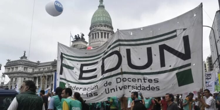 Docentes Universitarios Anuncian Paro Nacional Ante Crisis de Financiamiento