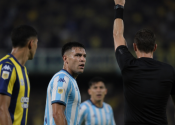 La expulsión de Adrián Maravilla Martínez en el partido entre Rosario Central y Racing por el torneo Apertura