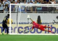 Dibu Martínez se someterá a estudios para evaluar un posible daño en el dedo de la mano antes del Mundial