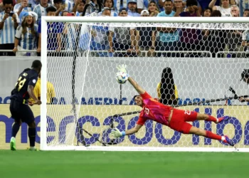Dibu Martínez se someterá a estudios para evaluar un posible daño en el dedo de la mano antes del Mundial