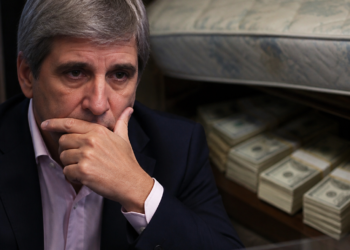 Dólares del colchón: la adhesión de funcionarios genera controversia en torno a los planes de Caputo