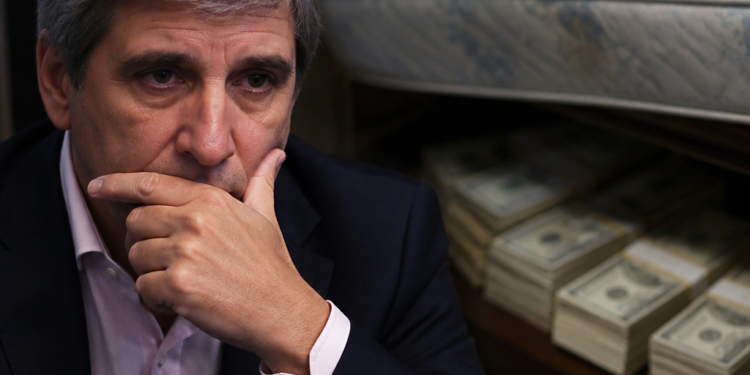 Dólares del colchón: la adhesión de funcionarios genera controversia en torno a los planes de Caputo