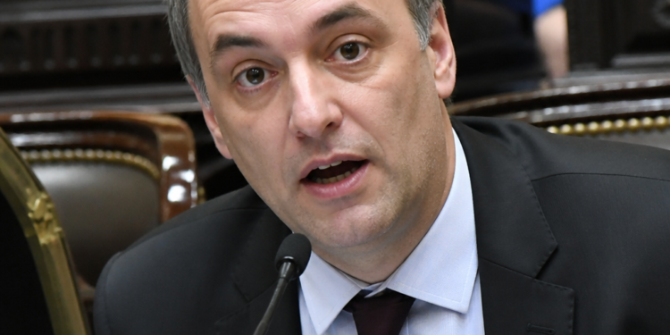 La oposición cuestionó a Adorni y le exigió su renuncia: “No tiene aptitudes para ser jefe de Gabinete”