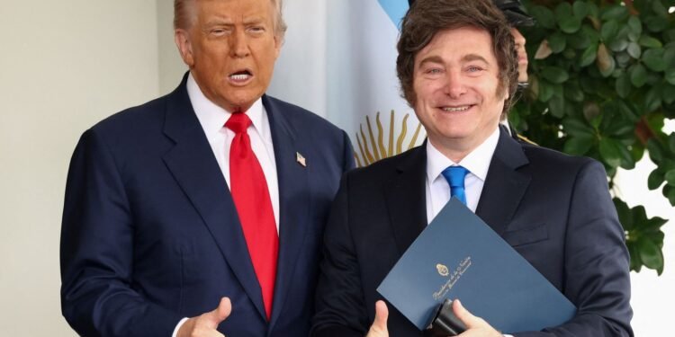 Javier Milei respaldó la presión de Donald Trump sobre Cuba y aseguró que el régimen “se va a terminar cayendo solo”