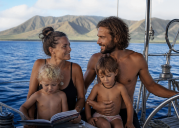 Una familia navega por América a bordo de un velero mientras educa a sus hijos