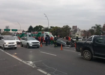 Accidente en la Avenida General Paz: un hombre de 74 años herido tras vuelco de auto