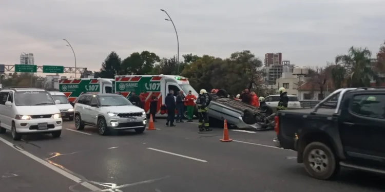 Accidente en la Avenida General Paz: un hombre de 74 años herido tras vuelco de auto
