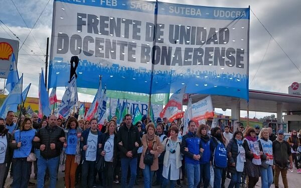 Gremios docentes de la provincia de Buenos Aires se movilizan contra Kicillof por salarios y seguridad