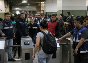 Trabajadores del subte liberan accesos en la estación Federico Lacroze de la línea B