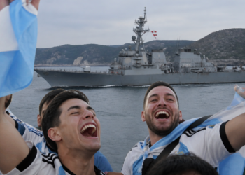 En medio de la celebración por el triunfo ante Inglaterra, la Cancillería emitió una protesta por el tránsito de un buque militar británico hace 11 días