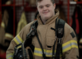 Un joven con síndrome de Down persigue su sueño de ser bombero a pesar de las dudas familiares