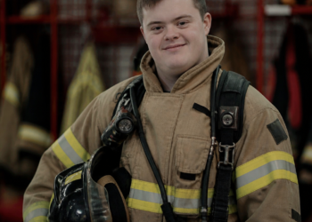 Un joven con síndrome de Down persigue su sueño de ser bombero a pesar de las dudas familiares