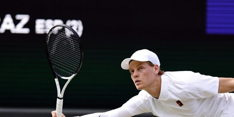 Sinner avanza a semifinales en Wimbledon tras vencer a Struff