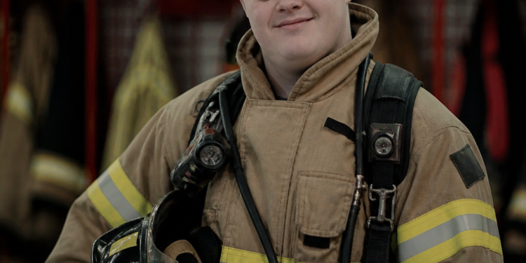 Un joven con síndrome de Down persigue su sueño de ser bombero a pesar de las dudas familiares