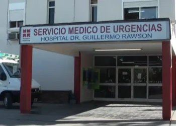 Un motociclista gravemente herido tras ser atropellado y abandonado en la vía pública