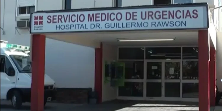 Un motociclista gravemente herido tras ser atropellado y abandonado en la vía pública