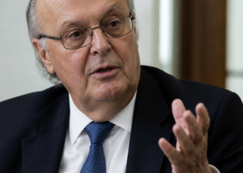 De Mendiguren anuncia demandas legales contra Milei mientras responde a sus ataques