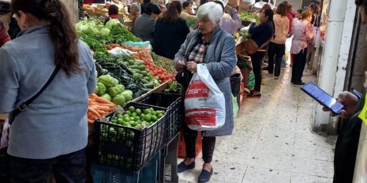 El consumo en junio registró su séptima caída interanual y cerró el primer semestre con un descenso del 1,7%