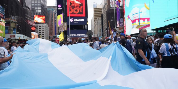 Banderazos en Nueva York: Argentinos se preparan para la final del Mundial