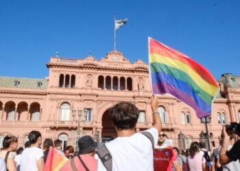 La Cámara detiene el DNU de Milei que restringía tratamientos de identidad de género para menores
