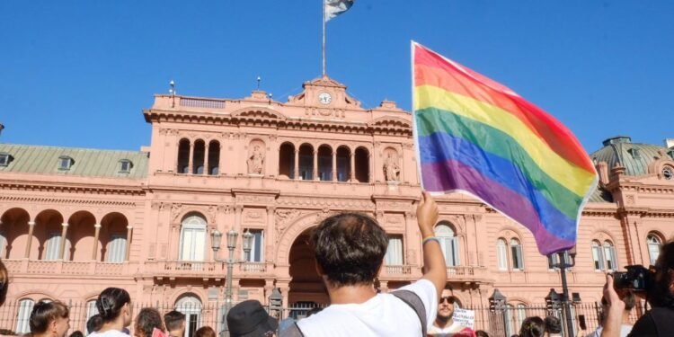 La Cámara detiene el DNU de Milei que restringía tratamientos de identidad de género para menores