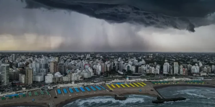 Alerta naranja por tormentas en Buenos Aires: pronóstico de lluvias intensas, granizo y ráfagas de hasta 50 km/h