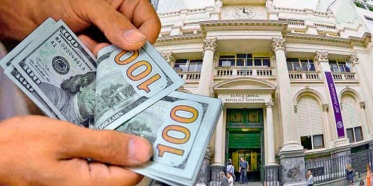 Reforma laboral: el BCRA autoriza el pago de salarios en dólares mediante cuentas sueldo