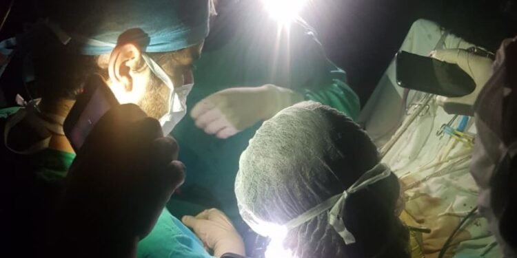 Apagón en un hospital de Chubut obligó a médicos a operar con linternas de celular