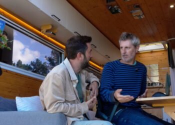 Iñigo Mendia, un nómada que habita en un antiguo camión de flores desde 2018: “Mi factura de gas es de 3 euros al mes”