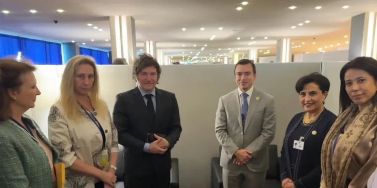Milei continúa su gira por Ecuador antes de la toma de posesión en Colombia