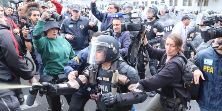 Víctor Hugo Morales: “La imagen de un policía apuntando al pueblo resume lo que representa Milei”