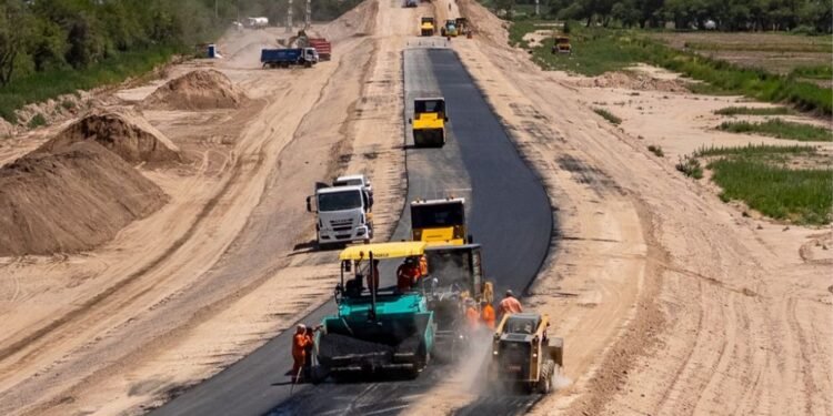 El Gobierno retiene $784.000 millones destinados a obras viales por no distribuir el impuesto al combustible