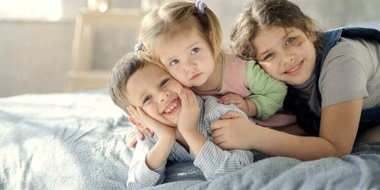 Celebración del Día del Hijo del Medio: 150 mensajes para compartir por WhatsApp