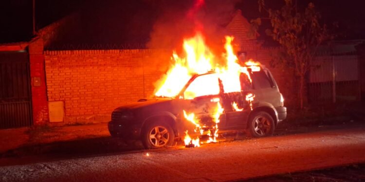 Detenido un pirómano en Caballito por incendiar cuatro automóviles y dañar un local de verduras