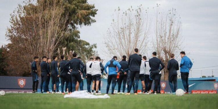 Tensión en San Lorenzo: la barra se hizo presente en el entrenamiento y habló con los jugadores tras la derrota en el clásico