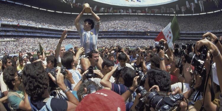 Una tormenta tropical, un vuelo de alto riesgo y un gol mítico que no vio: la increíble historia del regreso de Maradona al Azteca