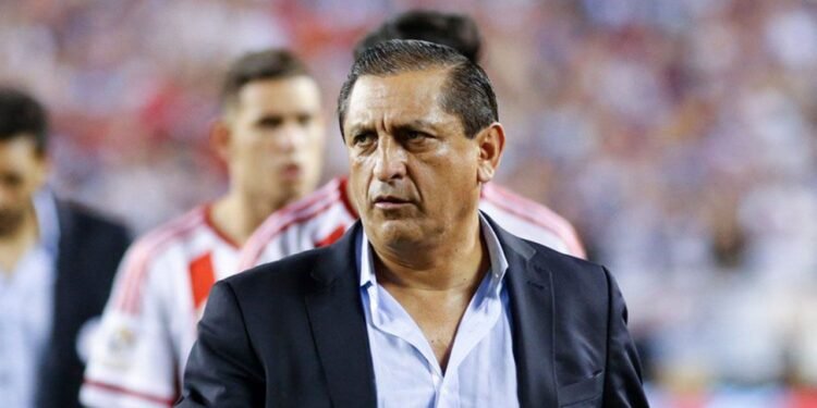 Descontento en el Monumental: protestas y un pedido claro por Ramón Díaz en River