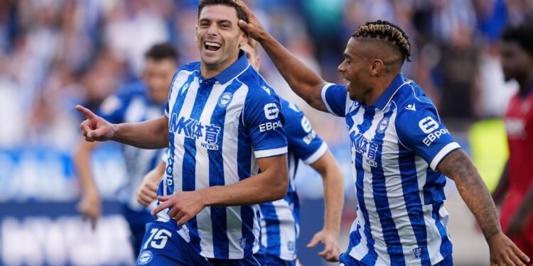 Impactante actuación de Lucas Boyé, delantero de Alavés, con un hat-trick en la Liga Española