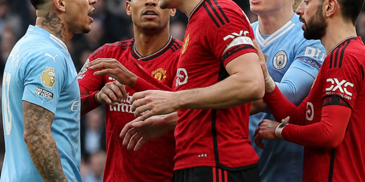 El Manchester City se impuso al United con un jugador menos: el tiro en el palo de Enzo Fernández y su intenso cruce con Maguire