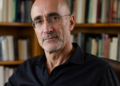 Arthur Brooks, especialista en felicidad de Harvard, señala cómo alcanzar la satisfacción tras los 40: ‘La clave es desear menos’