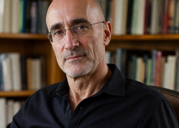 Arthur Brooks, especialista en felicidad de Harvard, señala cómo alcanzar la satisfacción tras los 40: ‘La clave es desear menos’