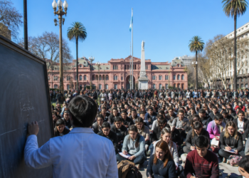 La UBA realiza clases públicas en Plaza de Mayo para exigir el cumplimiento de la Ley de Financiamiento