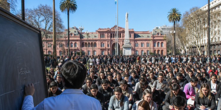 La UBA realiza clases públicas en Plaza de Mayo para exigir el cumplimiento de la Ley de Financiamiento