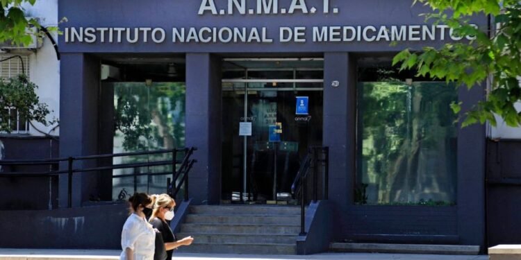 La ANMAT prohíbe dos marcas de productos de limpieza tras detectar irregularidades