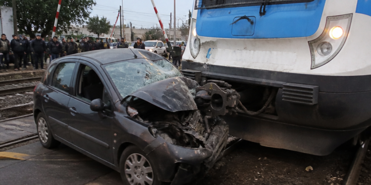 Accidente en el tren Sarmiento: vehículo impacta con la formación y se generan demoras