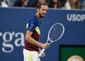 Otro ataque de locura de Medvedev: perdía contra Djokovic y lo descalificaron por pegarle un pelotazo a un espectador en el ATP 500 de Beijing